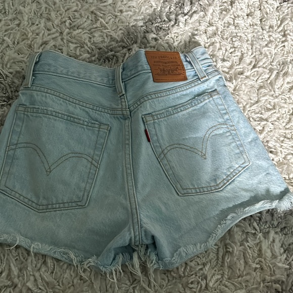 Levi’s barely worn wedgie short size 24. Too small won’t fit me anymore - Picture 3 of 6